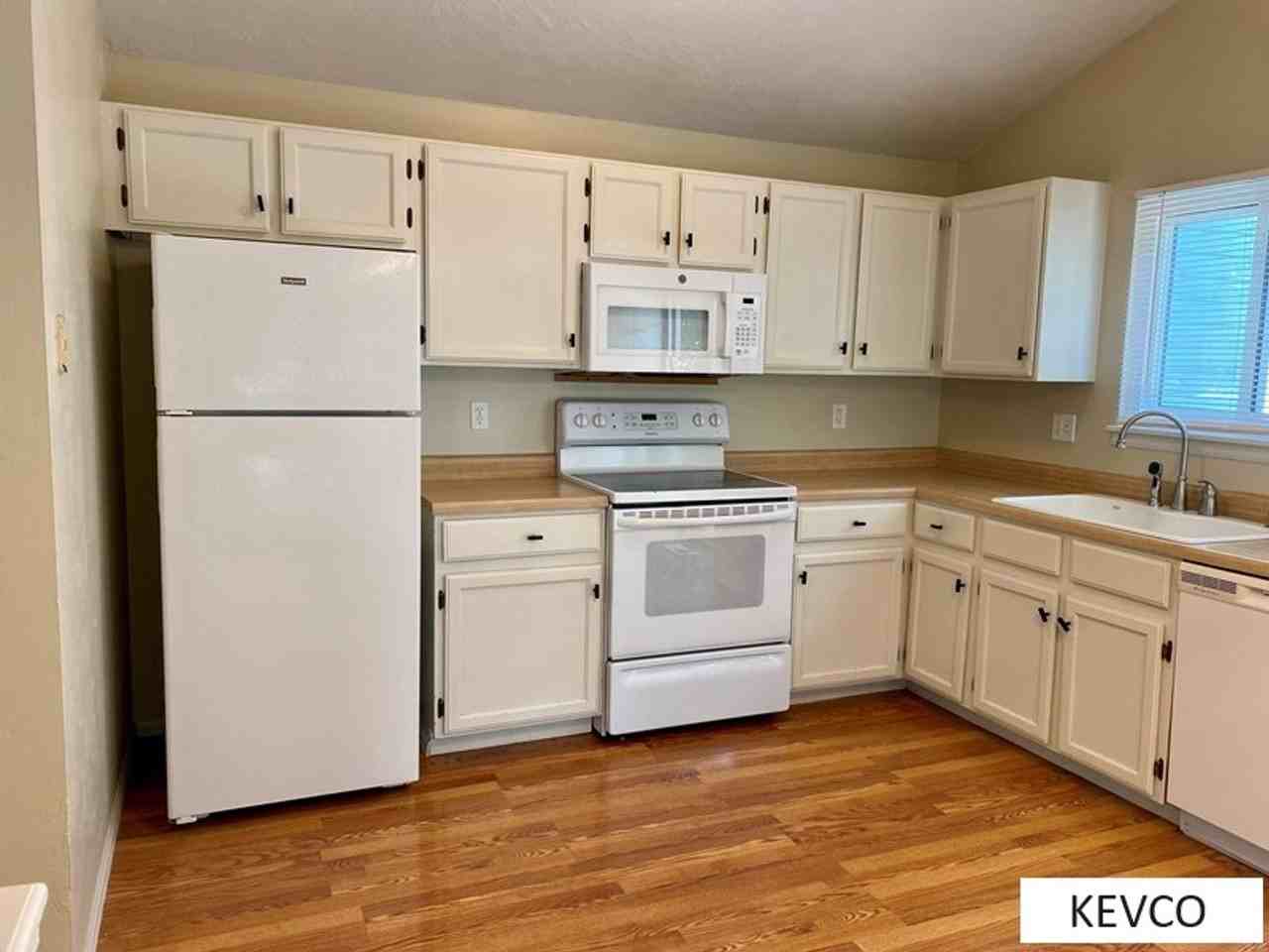 3207 Laredo Ln - Photo 4 of 22