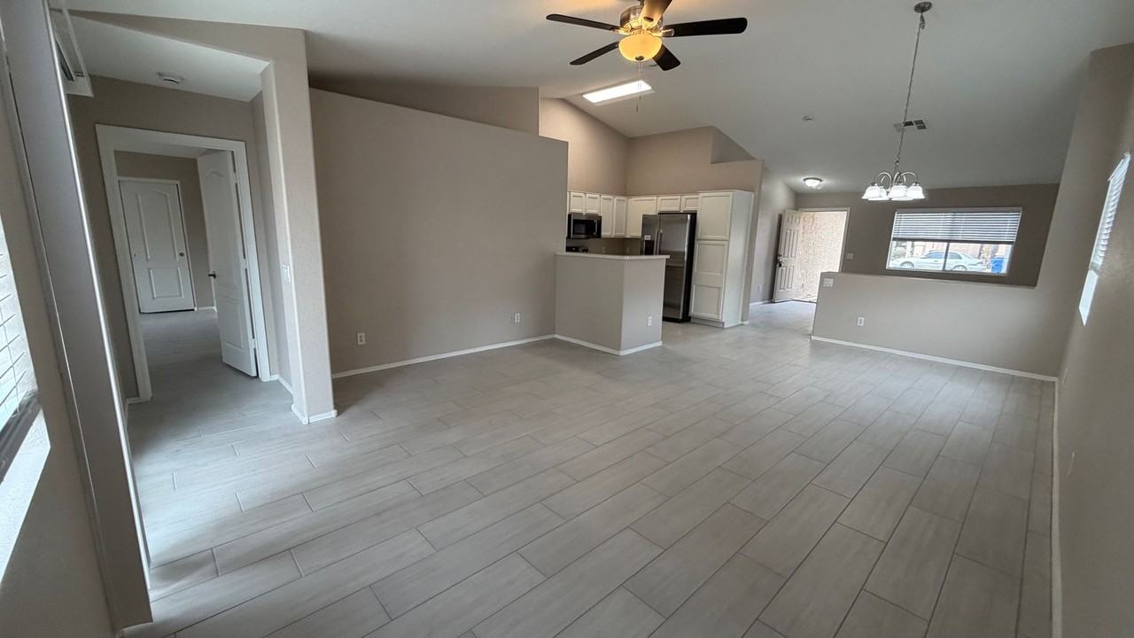 10355 W Alvarado Rd - Photo 4 of 36