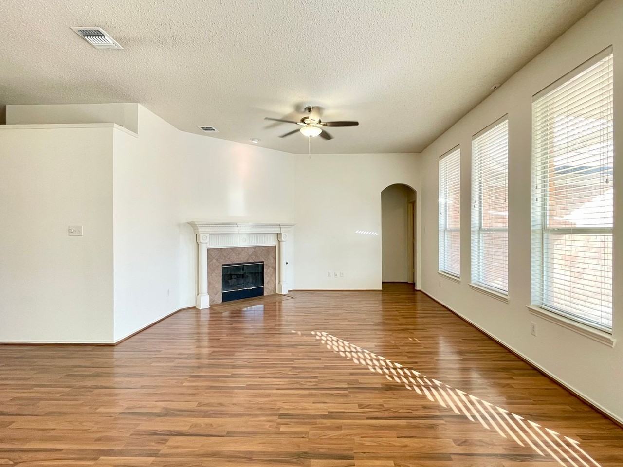9711 Saddle Dr - Photo 3 of 39