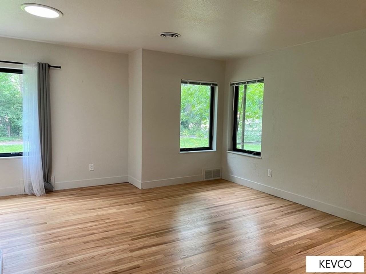 1528 W Oak St - Photo 3 of 20