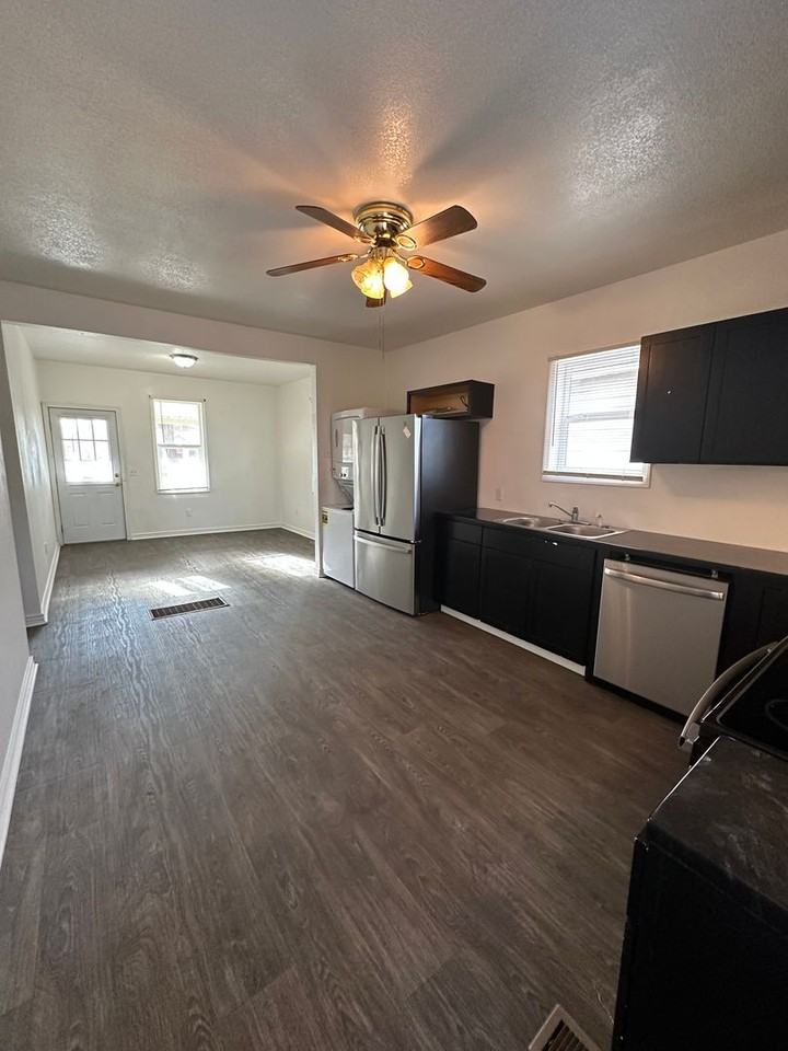 307 S 32nd St - Photo 3 of 9