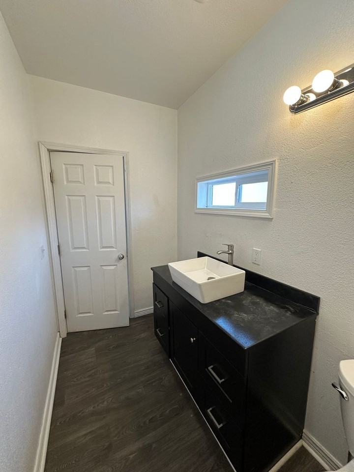 307 S 32nd St - Photo 6 of 9