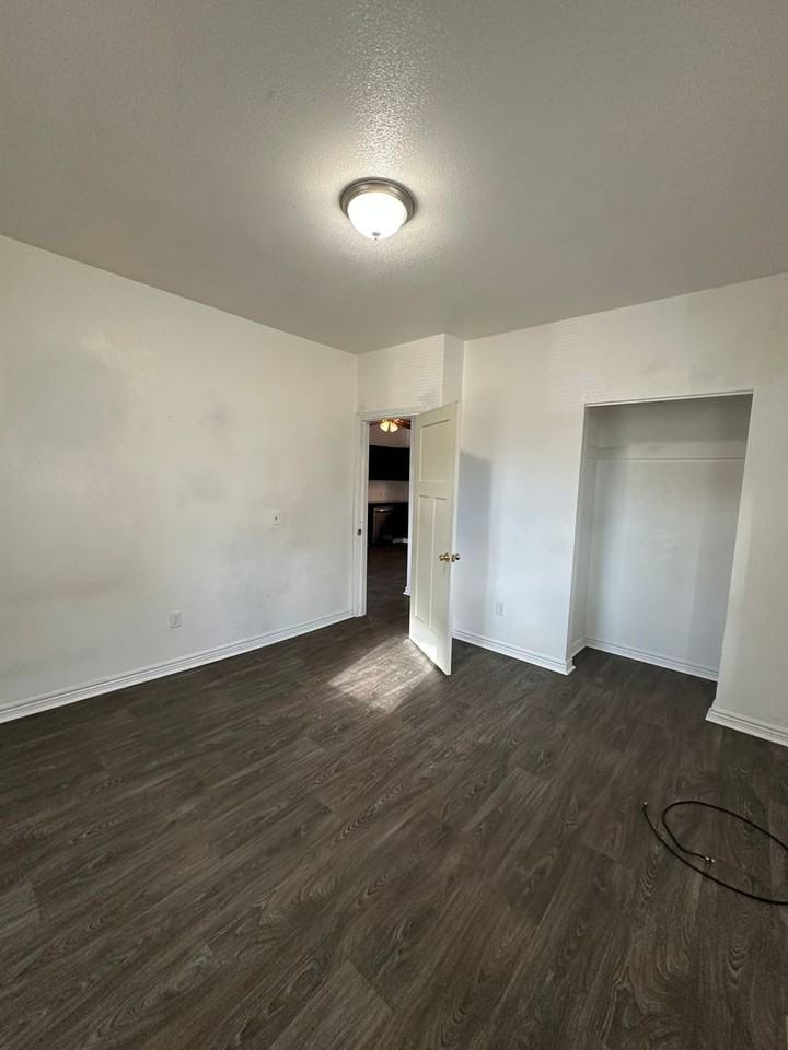 307 S 32nd St - Photo 7 of 9