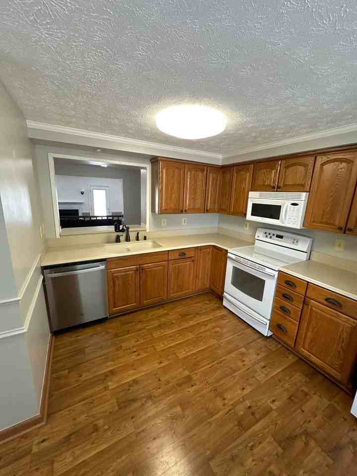 1709 Chesterfield Sq - Photo 4 of 19