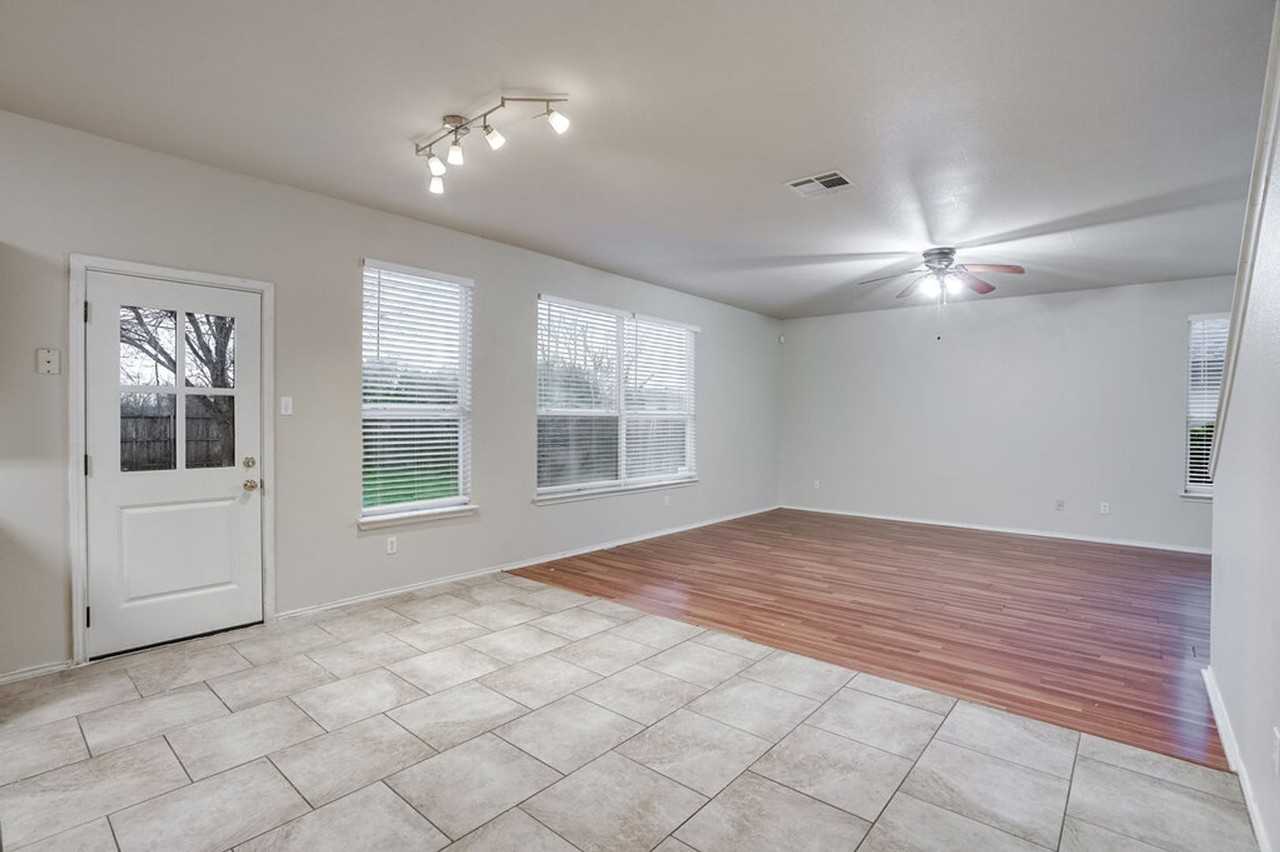 201 Creek Ledge Dr - Photo 4 of 20