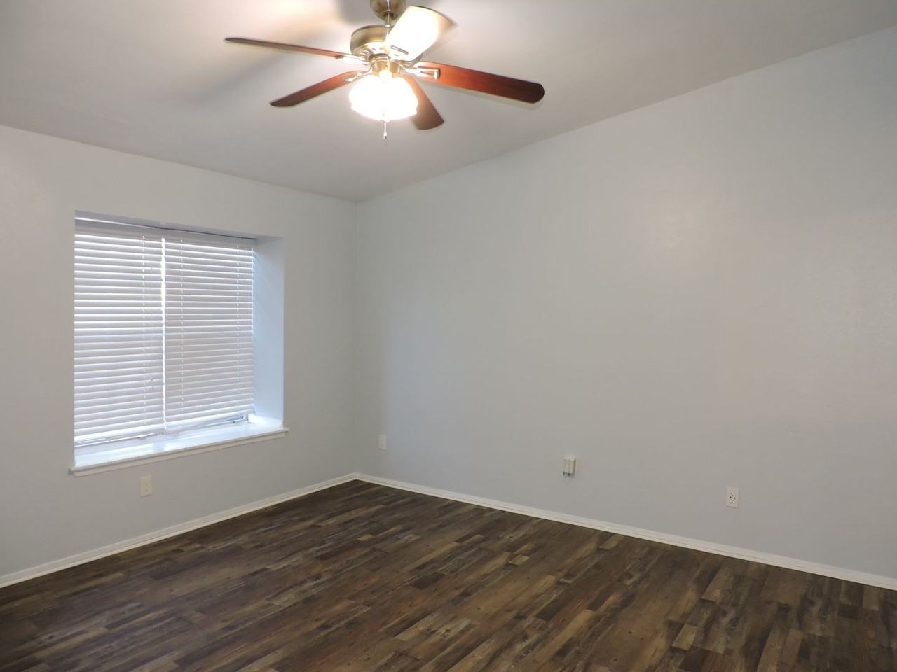 7820 Oak Forest Pl - Photo 3 of 20