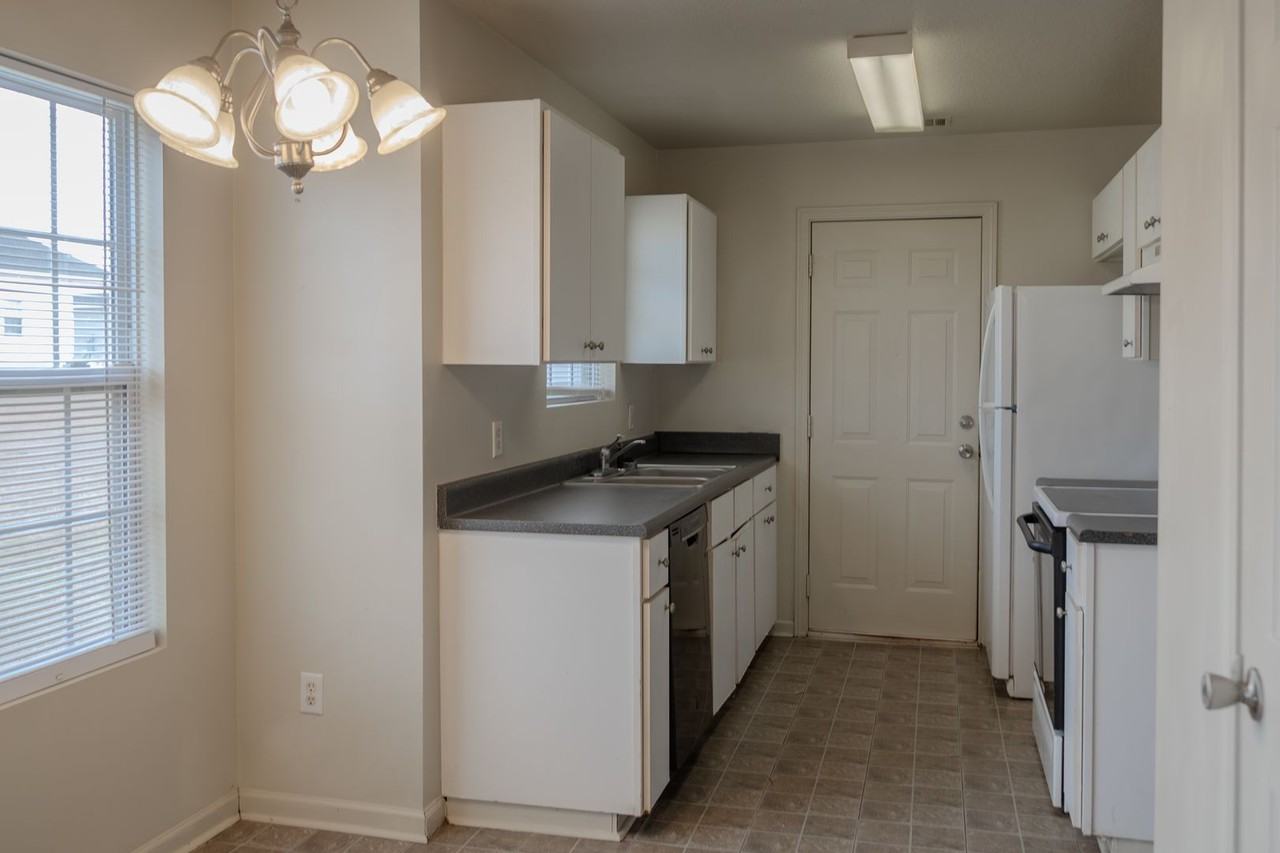 5005 Scotch Pine Ave - Photo 4 of 15