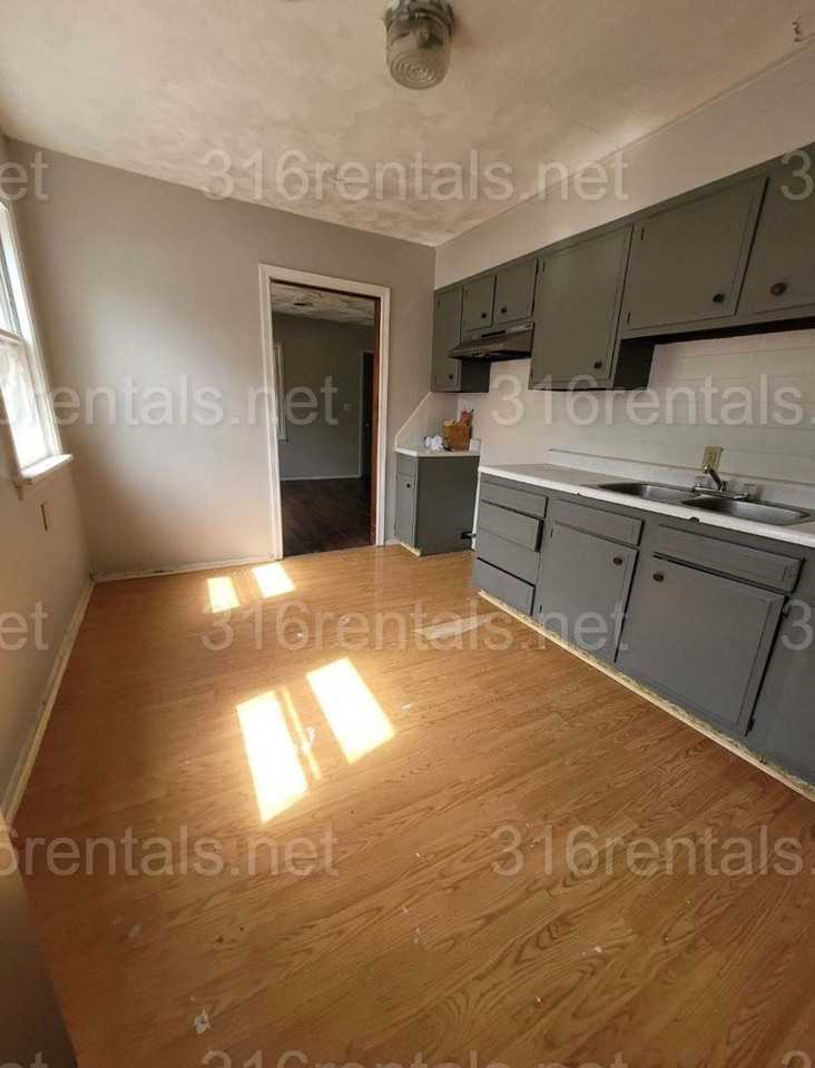 310 Glendale Ave - Photo 3 of 7