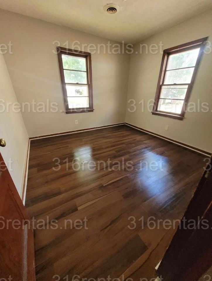 310 Glendale Ave - Photo 4 of 7