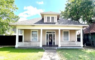 featured image of 305 W 38th St