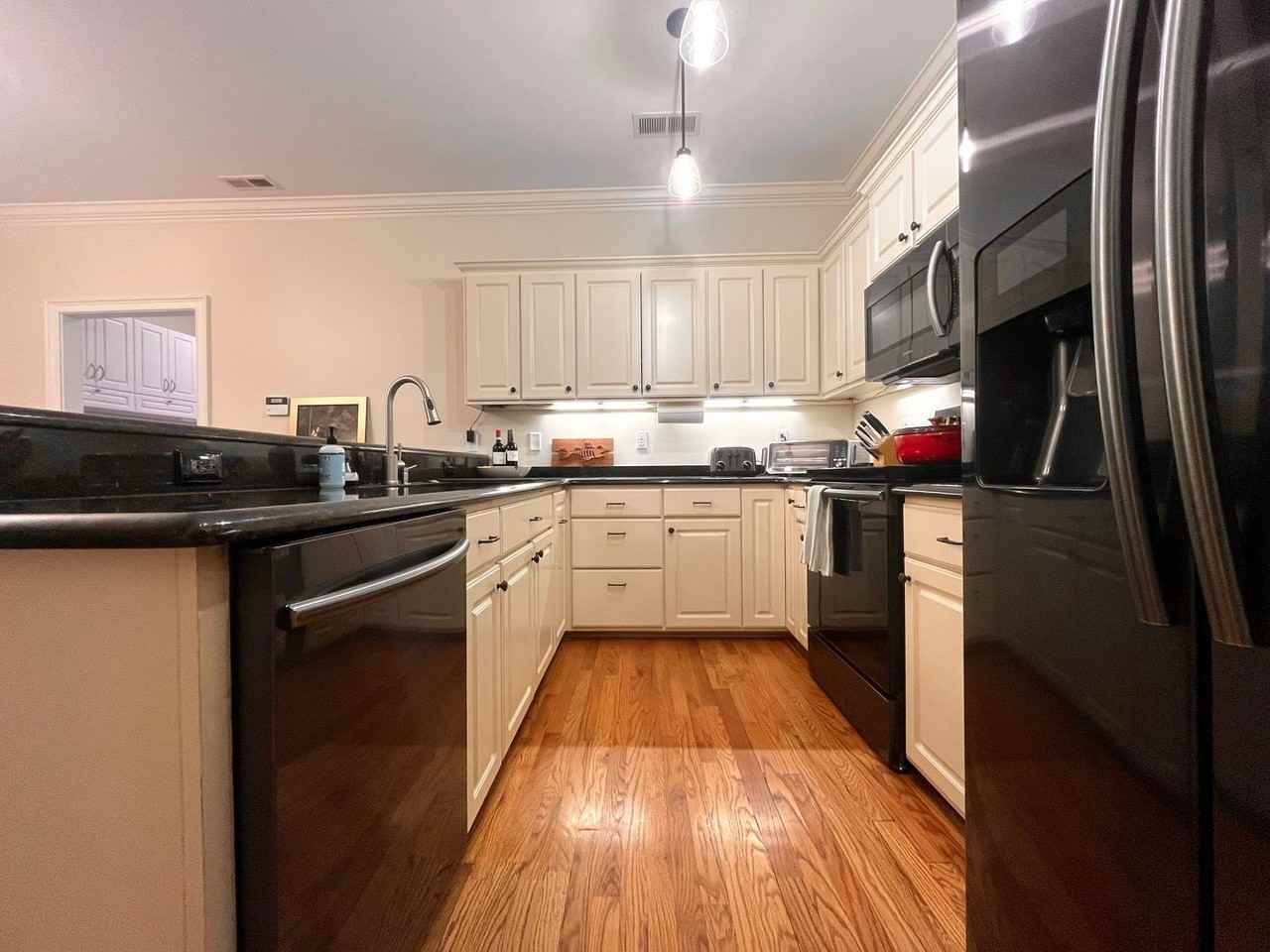 702 Bennett St - Photo 4 of 18