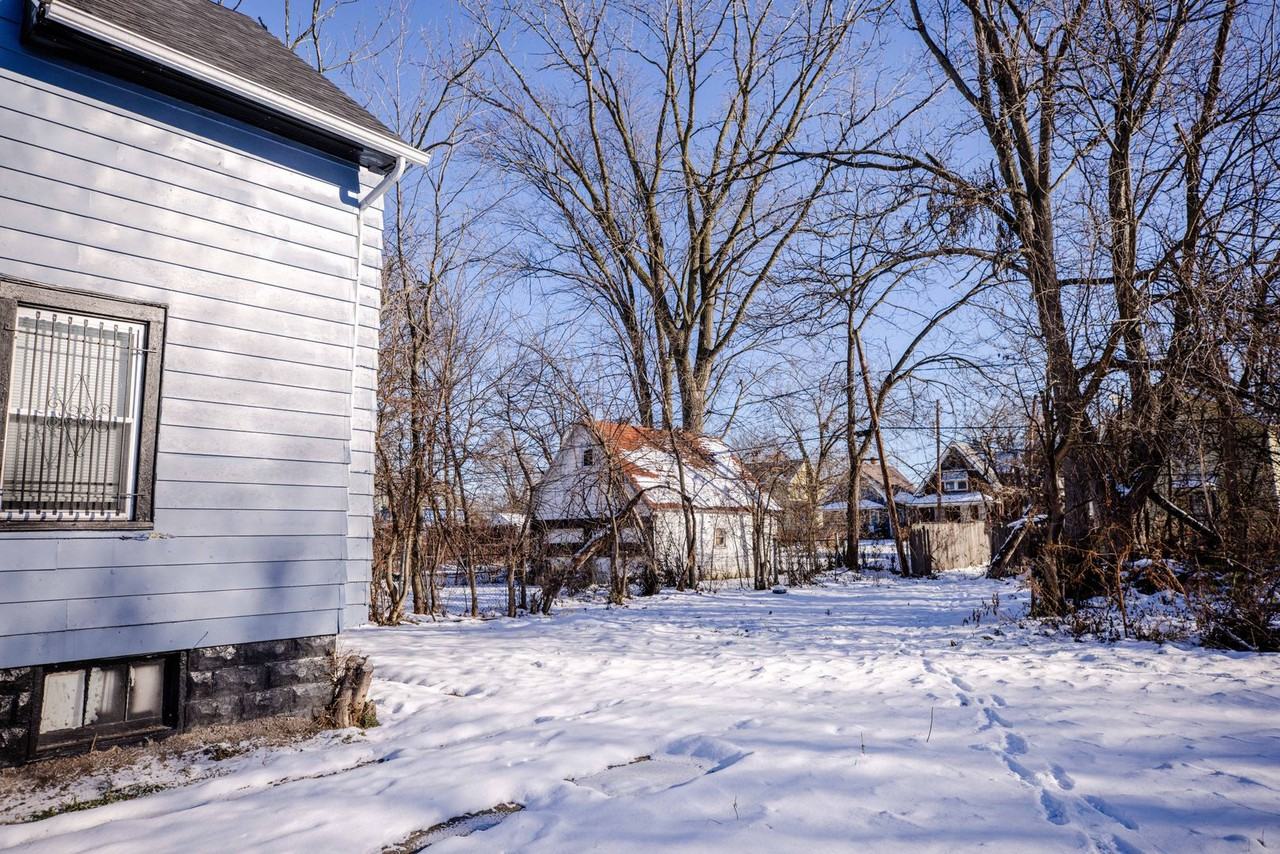 2032 Elliott Ave - Photo 4 of 26