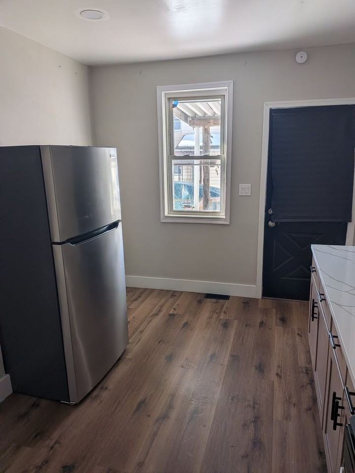 1043 Meade Ave - Photo 6 of 15