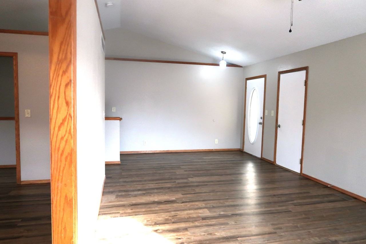 125 N Florence St - Photo 4 of 15