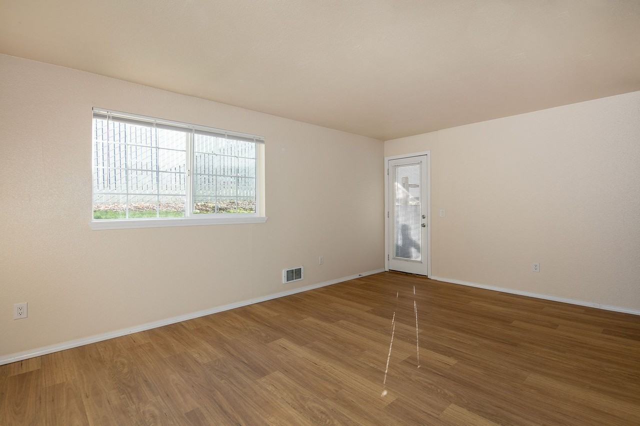 West Wing Manor - Photo 2 of 22