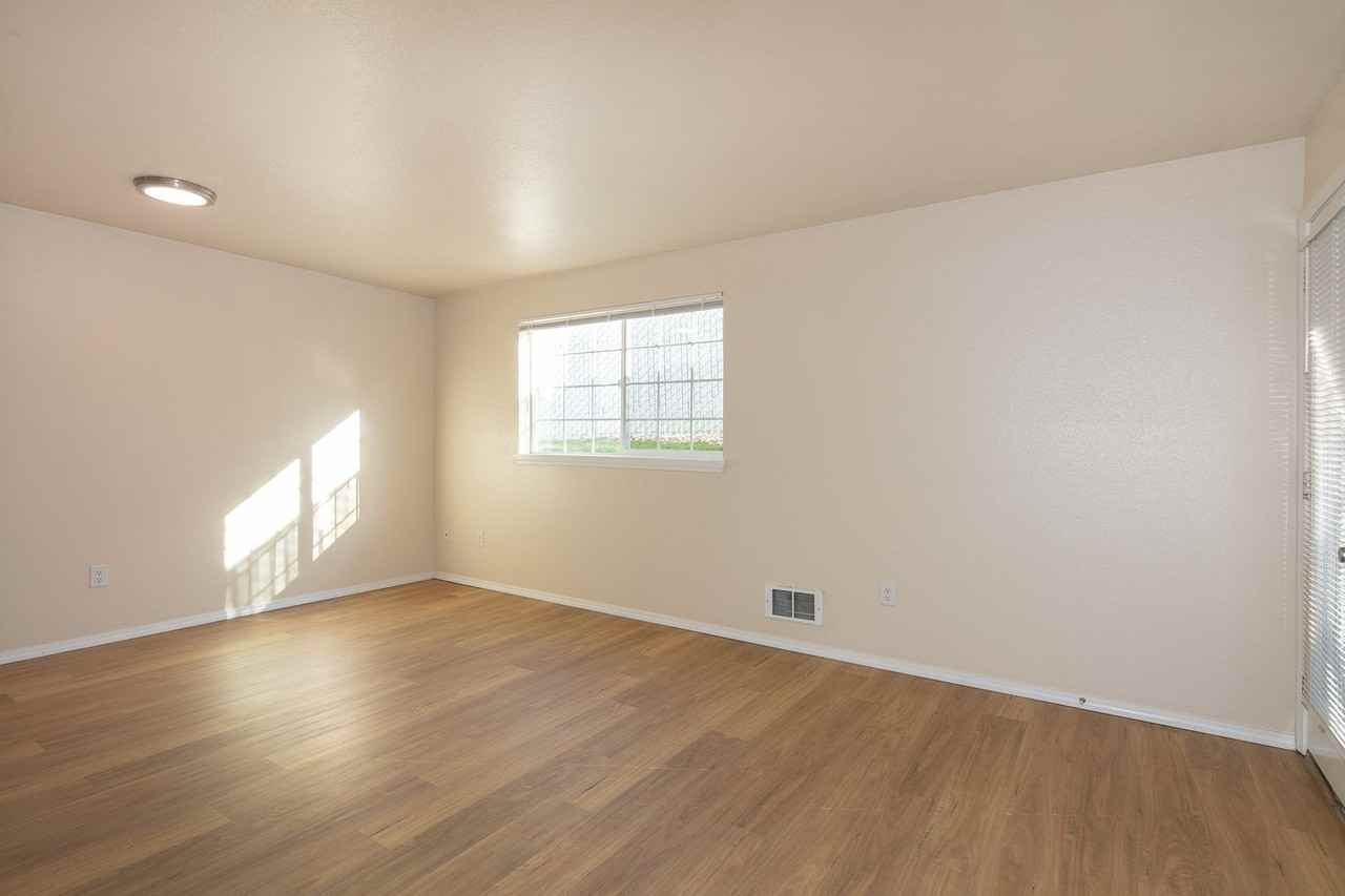 West Wing Manor - Photo 3 of 22