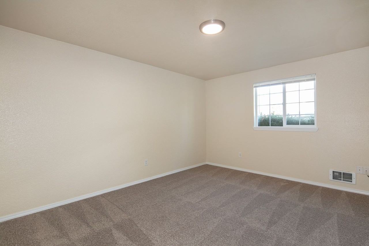 West Wing Manor - Photo 5 of 22