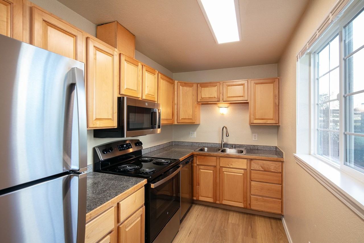 West Wing Manor - Photo 7 of 22