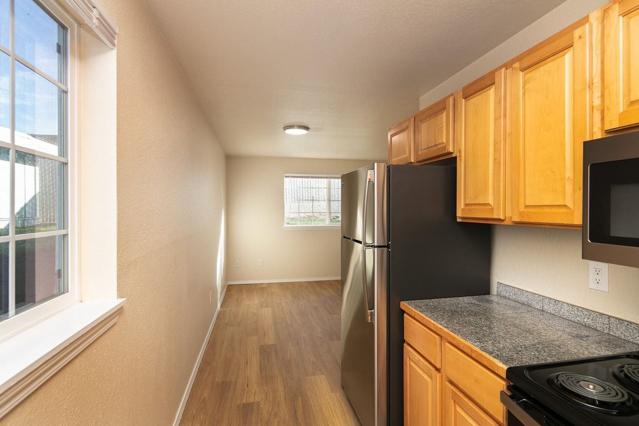 West Wing Manor - Photo 6 of 22