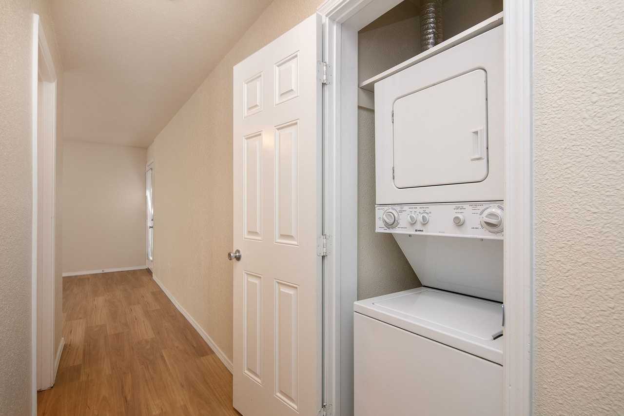 West Wing Manor - Photo 7 of 22