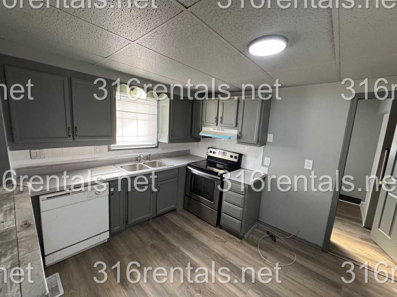 109 S Poplar St - Photo 2 of 11