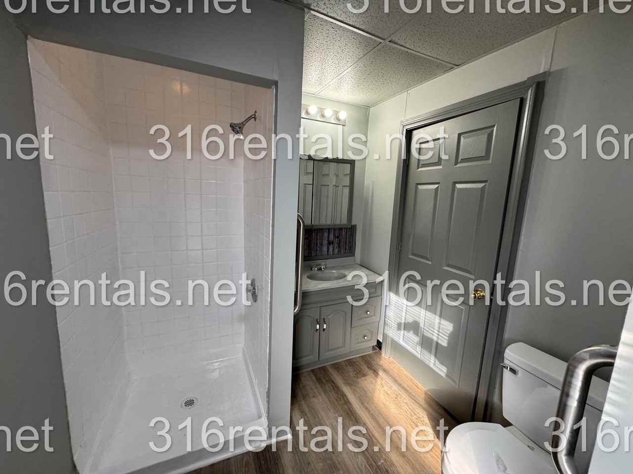 109 S Poplar St - Photo 4 of 11