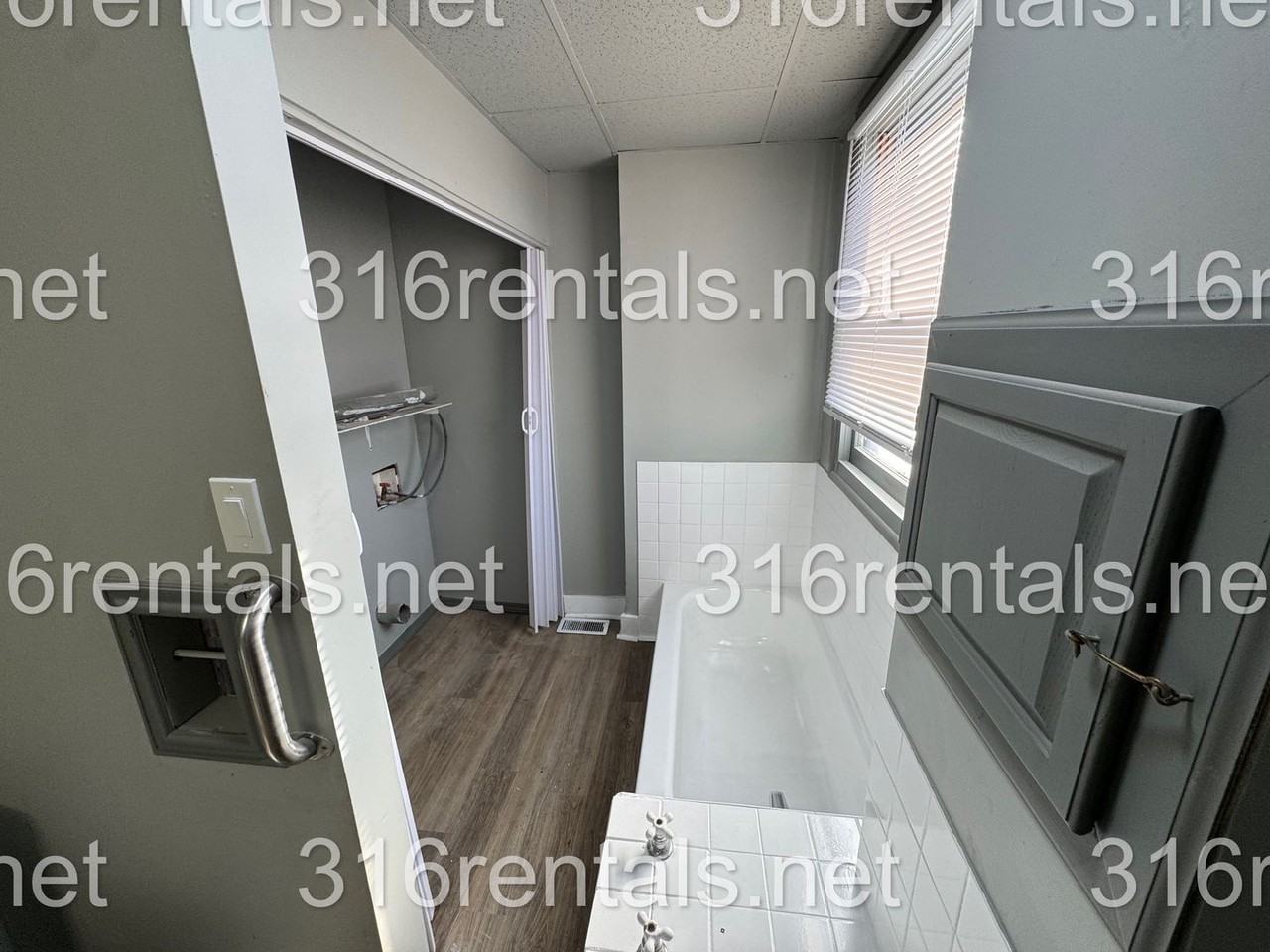 109 S Poplar St - Photo 5 of 11