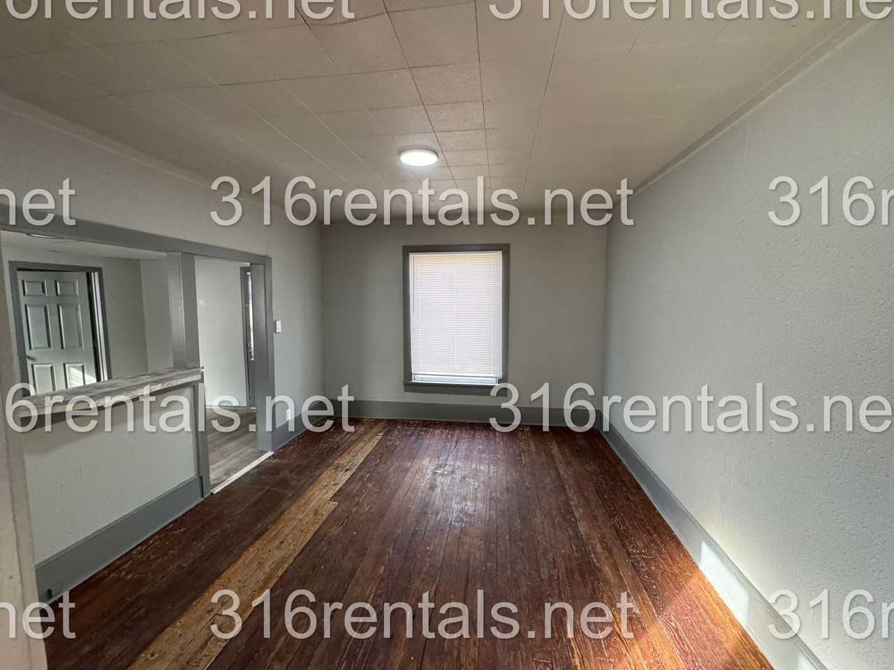 109 S Poplar St - Photo 6 of 11