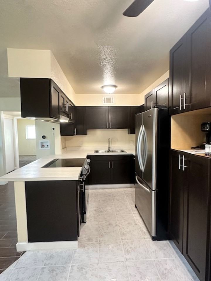 4920 Stanley Ave - Photo 4 of 12