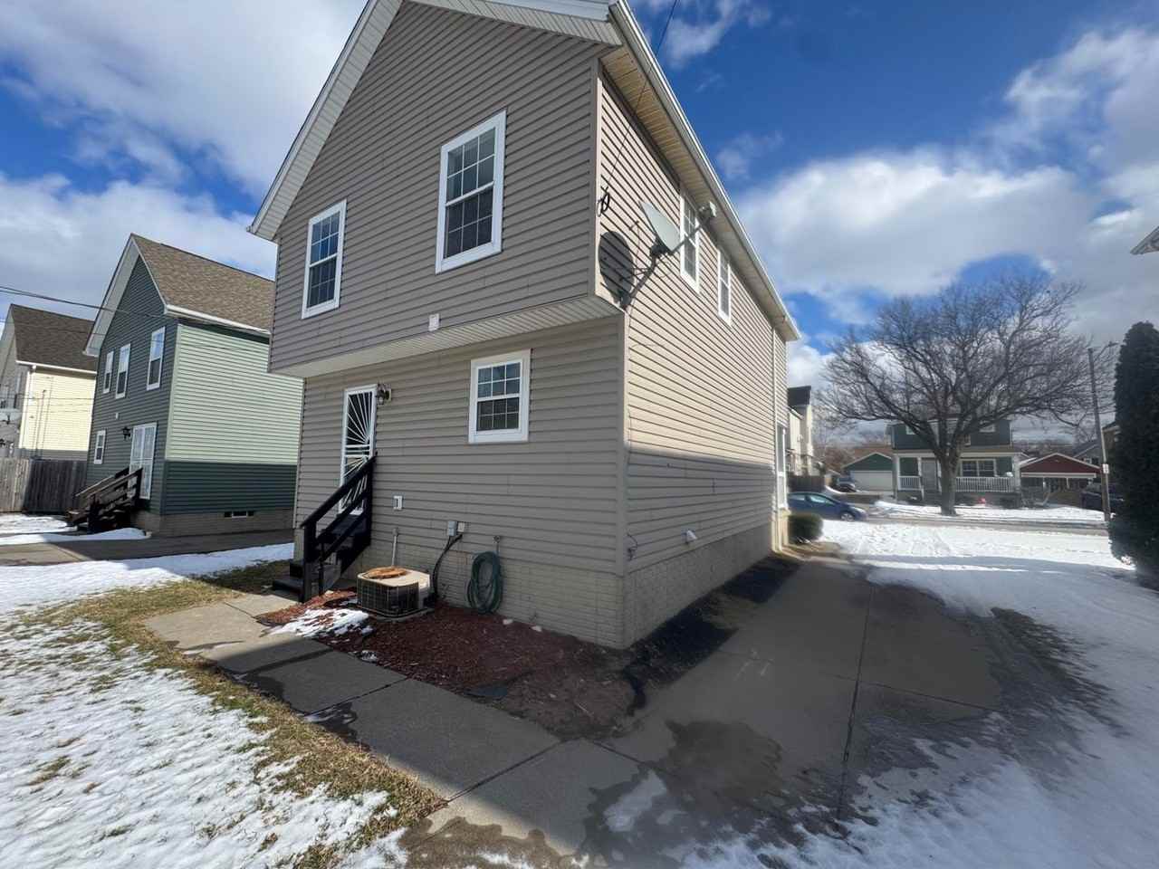 2394 E 39th St - Photo 3 of 23