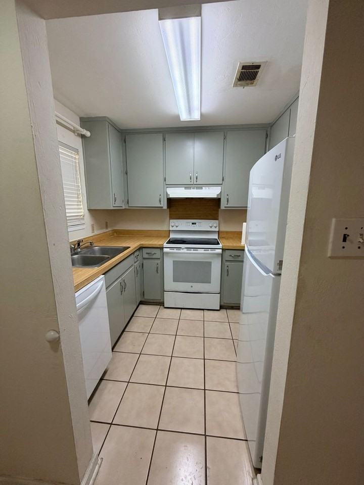 216 Dixie Dr - Photo 4 of 11