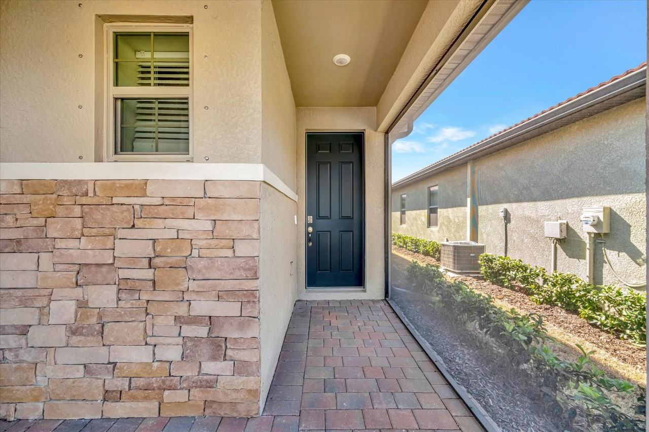 337 Palestro St - Photo 2 of 25