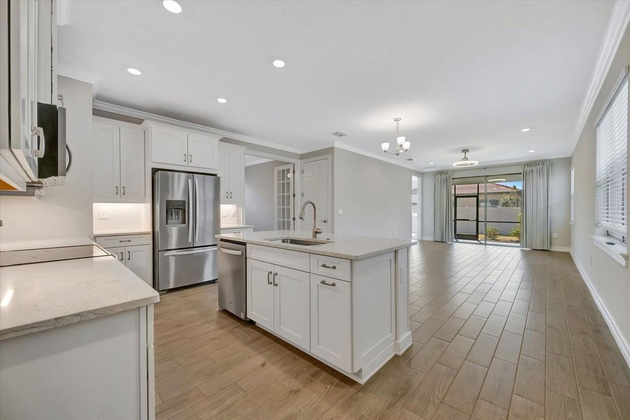 337 Palestro St - Photo 5 of 25