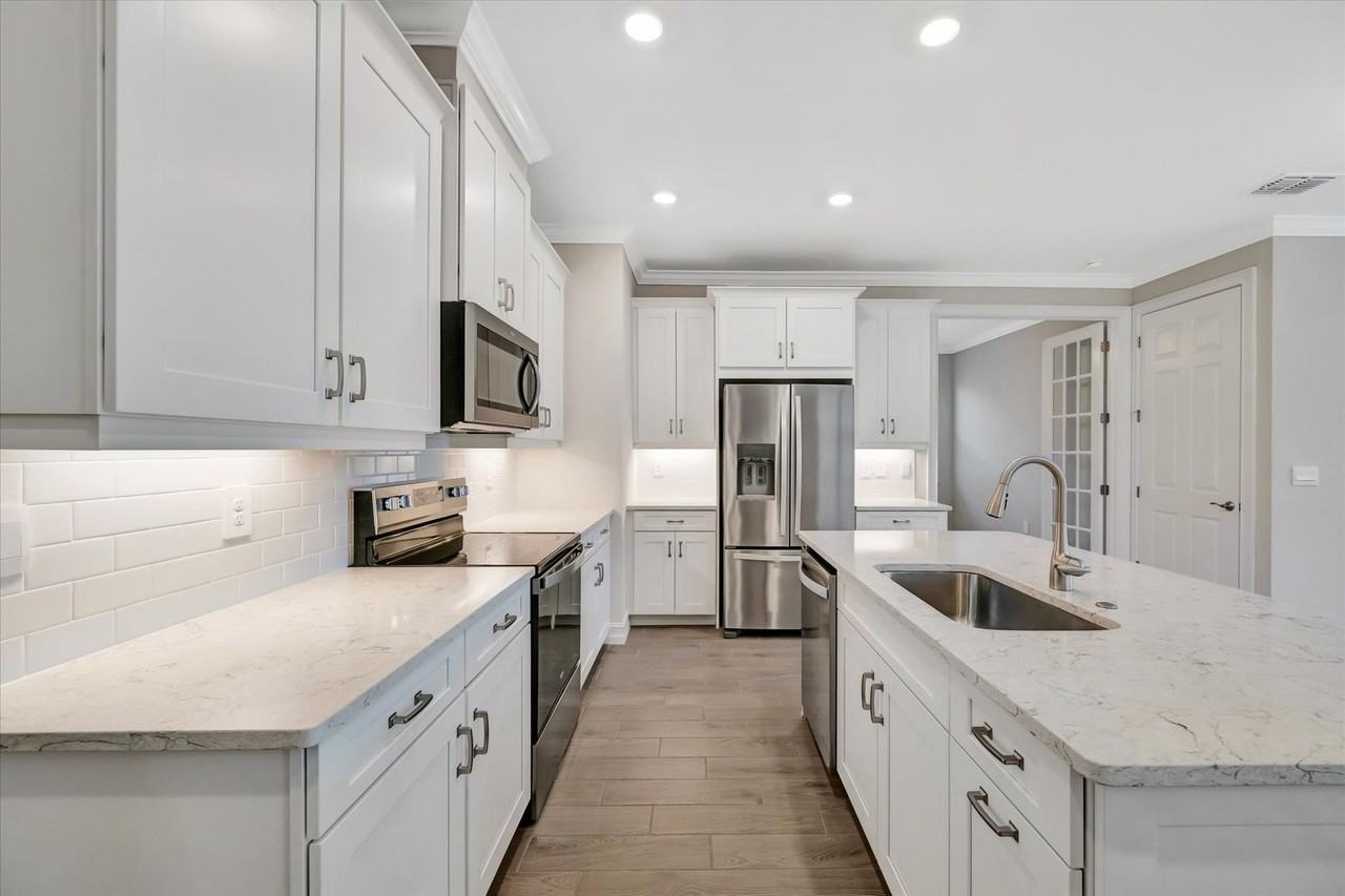 337 Palestro St - Photo 6 of 25