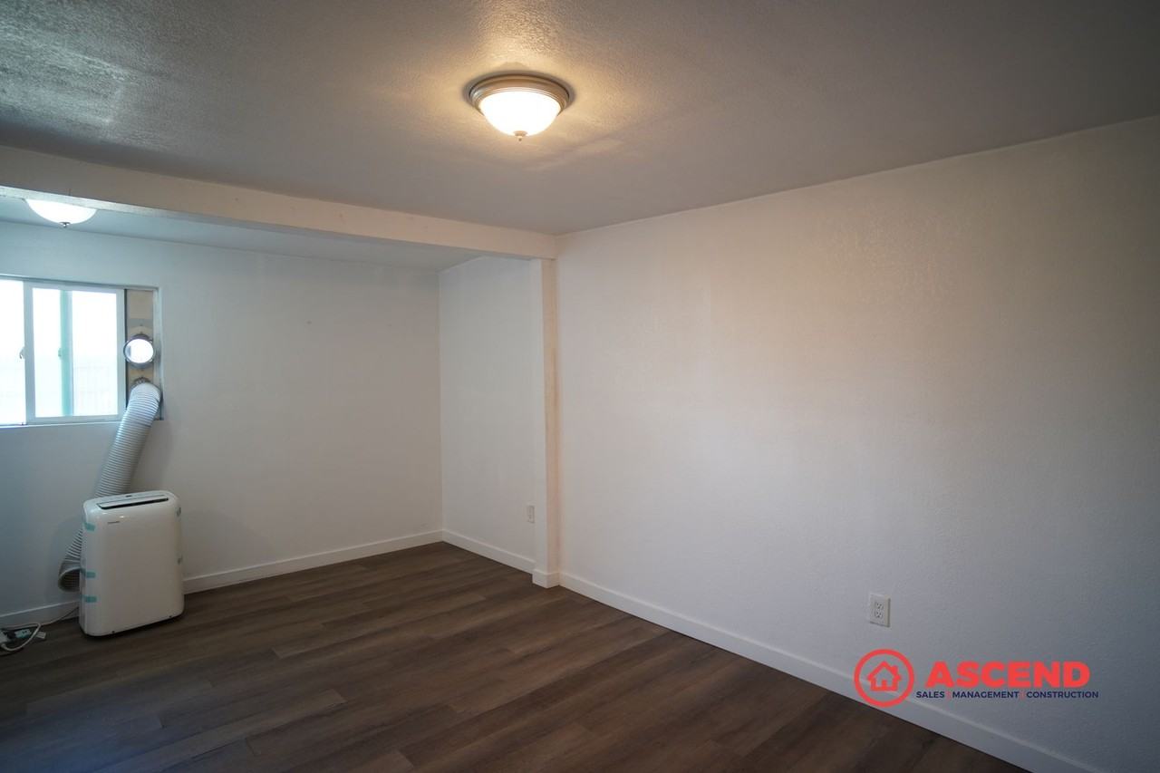 2204 1/2 Oregon Dr - Photo 2 of 7