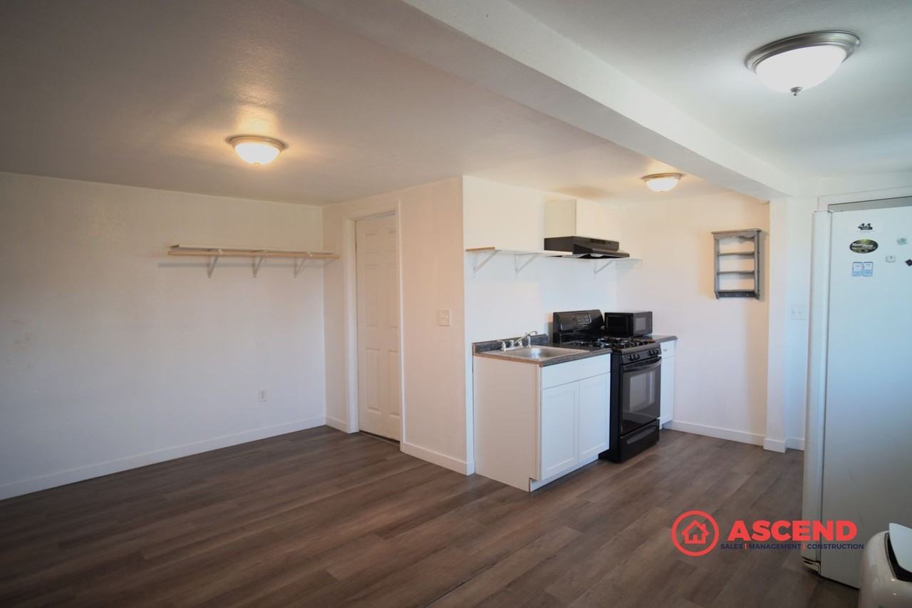 2204 1/2 Oregon Dr - Photo 3 of 7