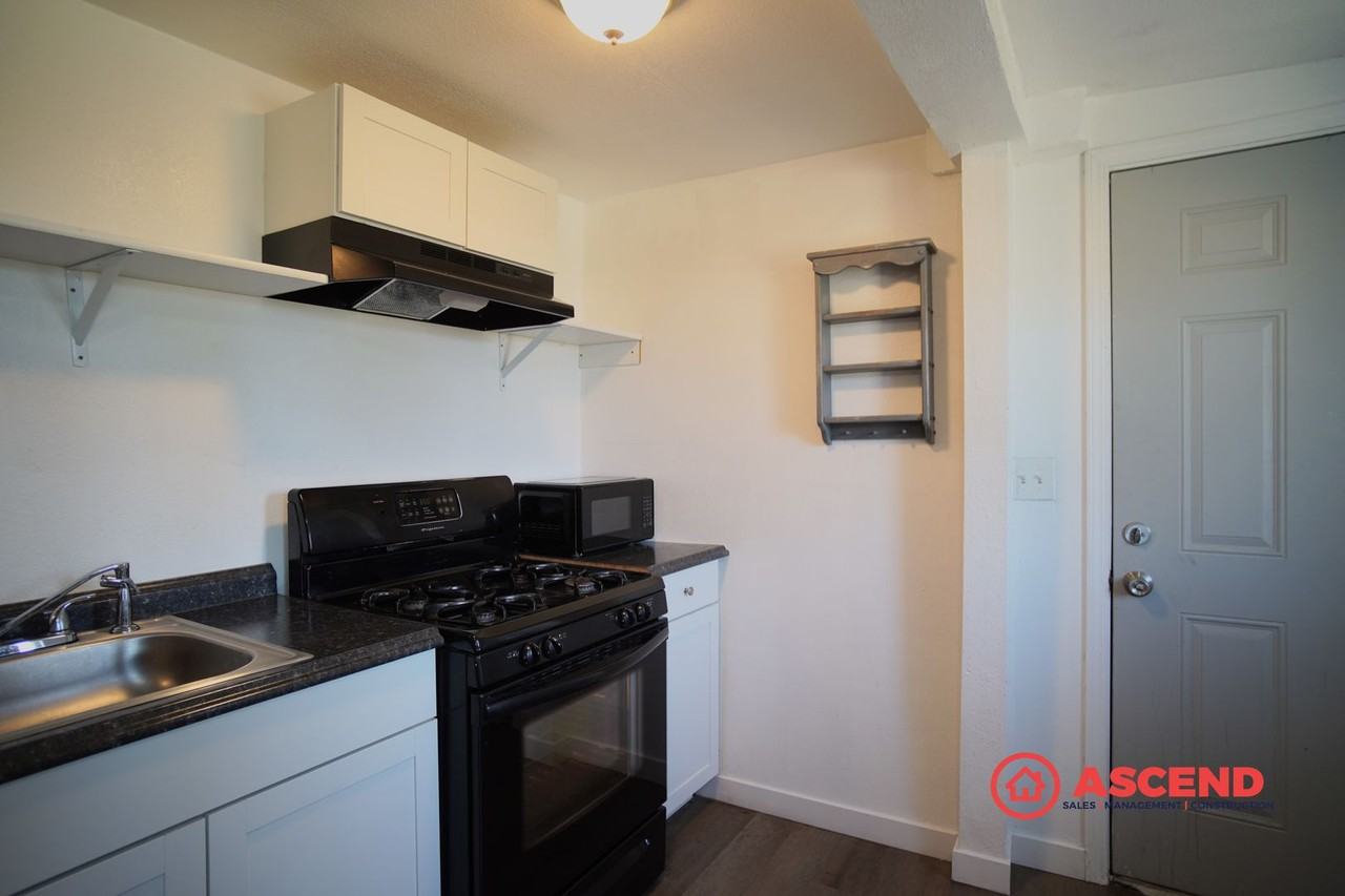 2204 1/2 Oregon Dr - Photo 4 of 7