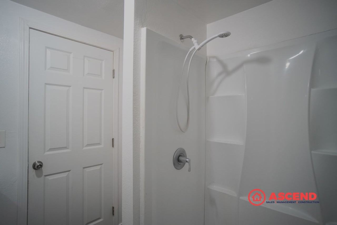 2204 1/2 Oregon Dr - Photo 6 of 7