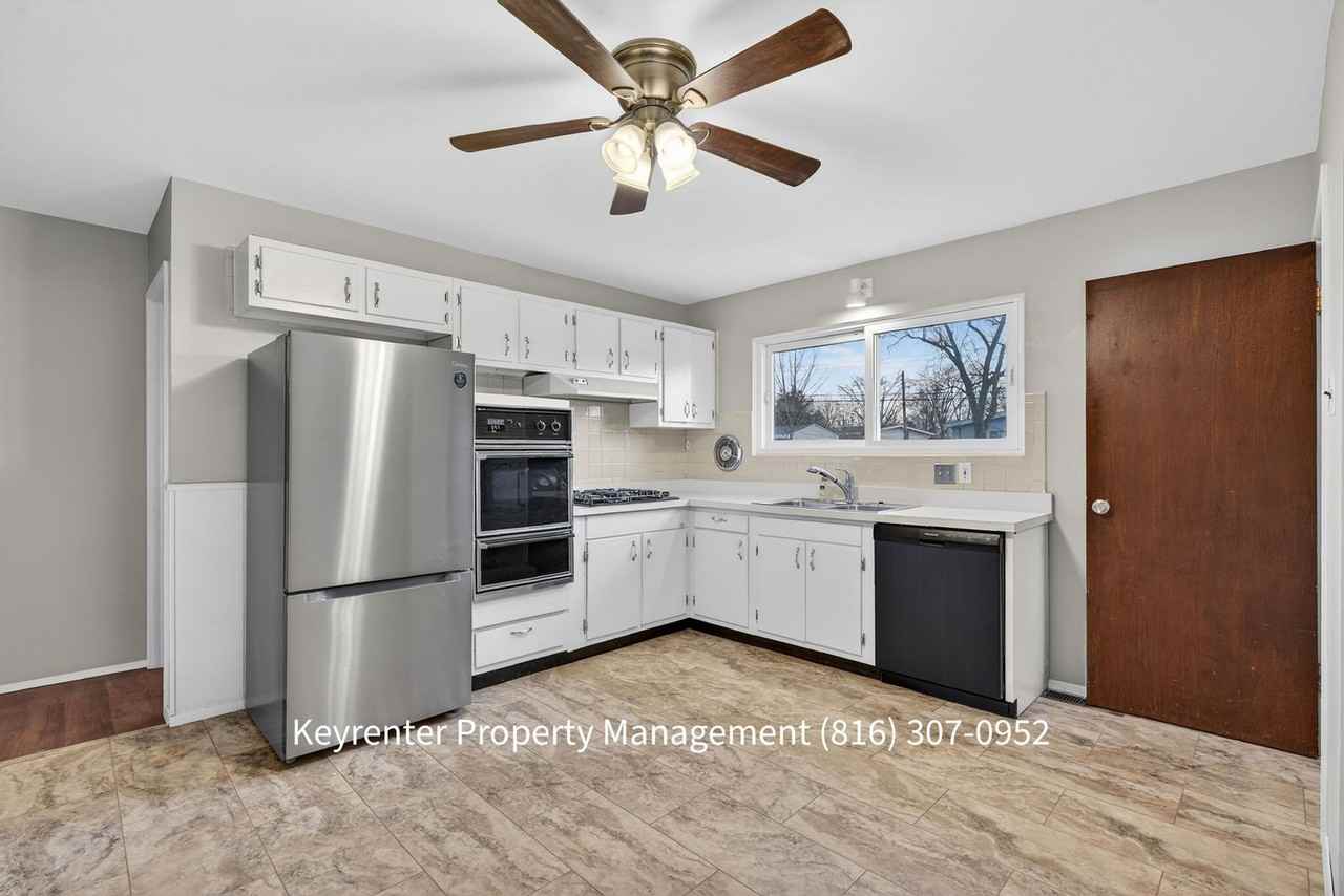 490 Bardot Dr - Photo 2 of 38
