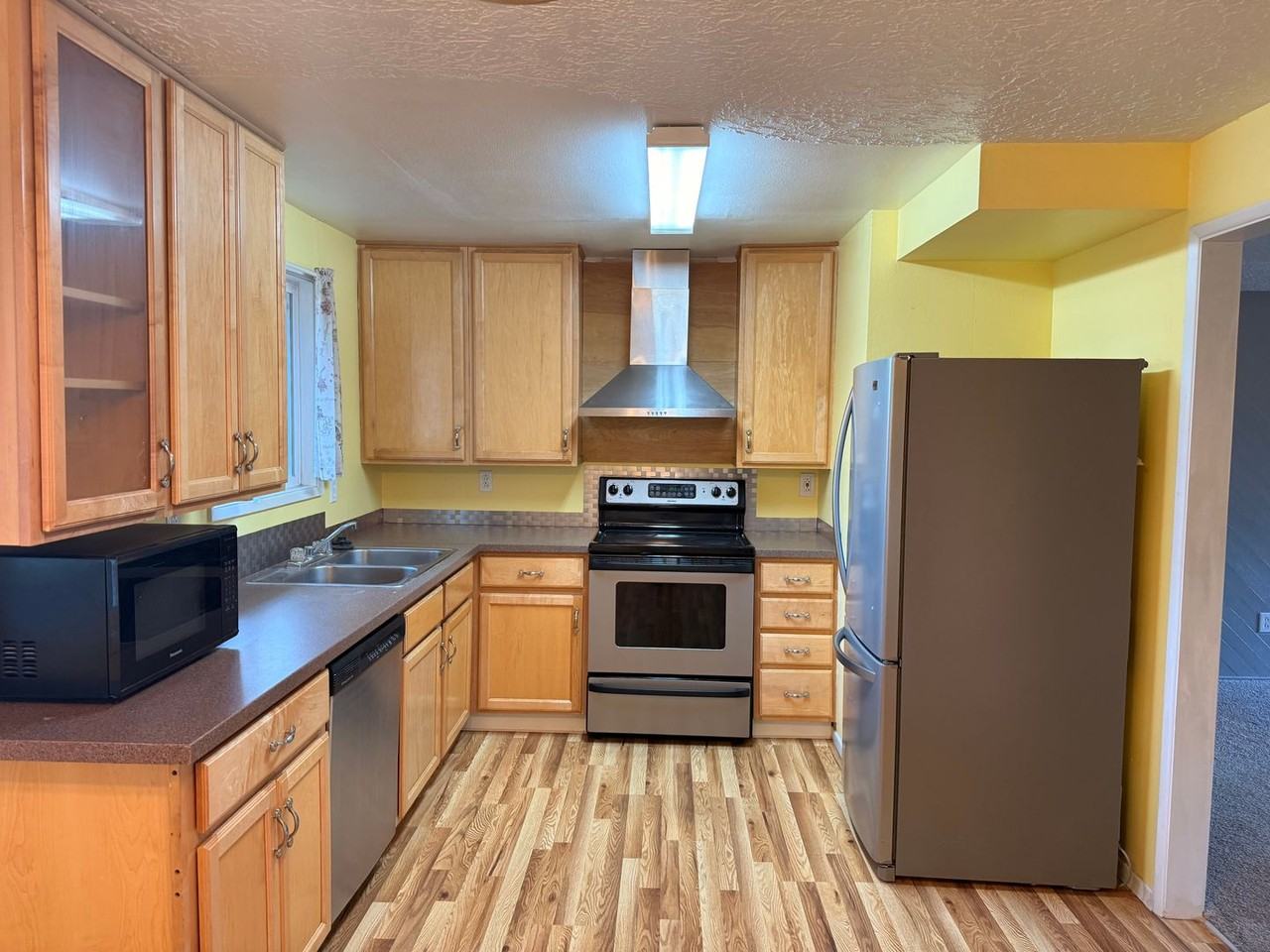 700 Ne 122nd Ave - Photo 2 of 21