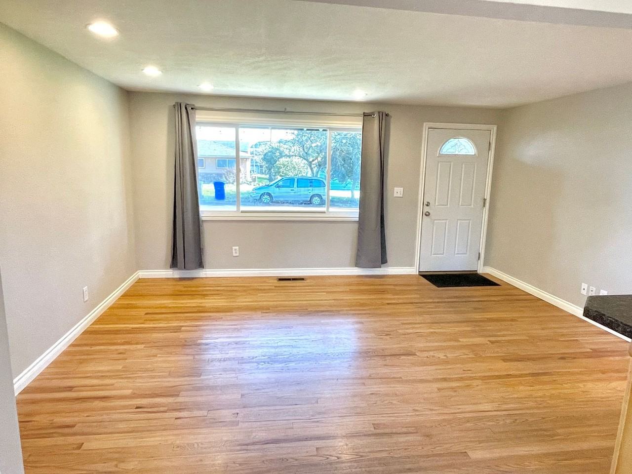 8011 Se 79th Ave - Photo 5 of 27