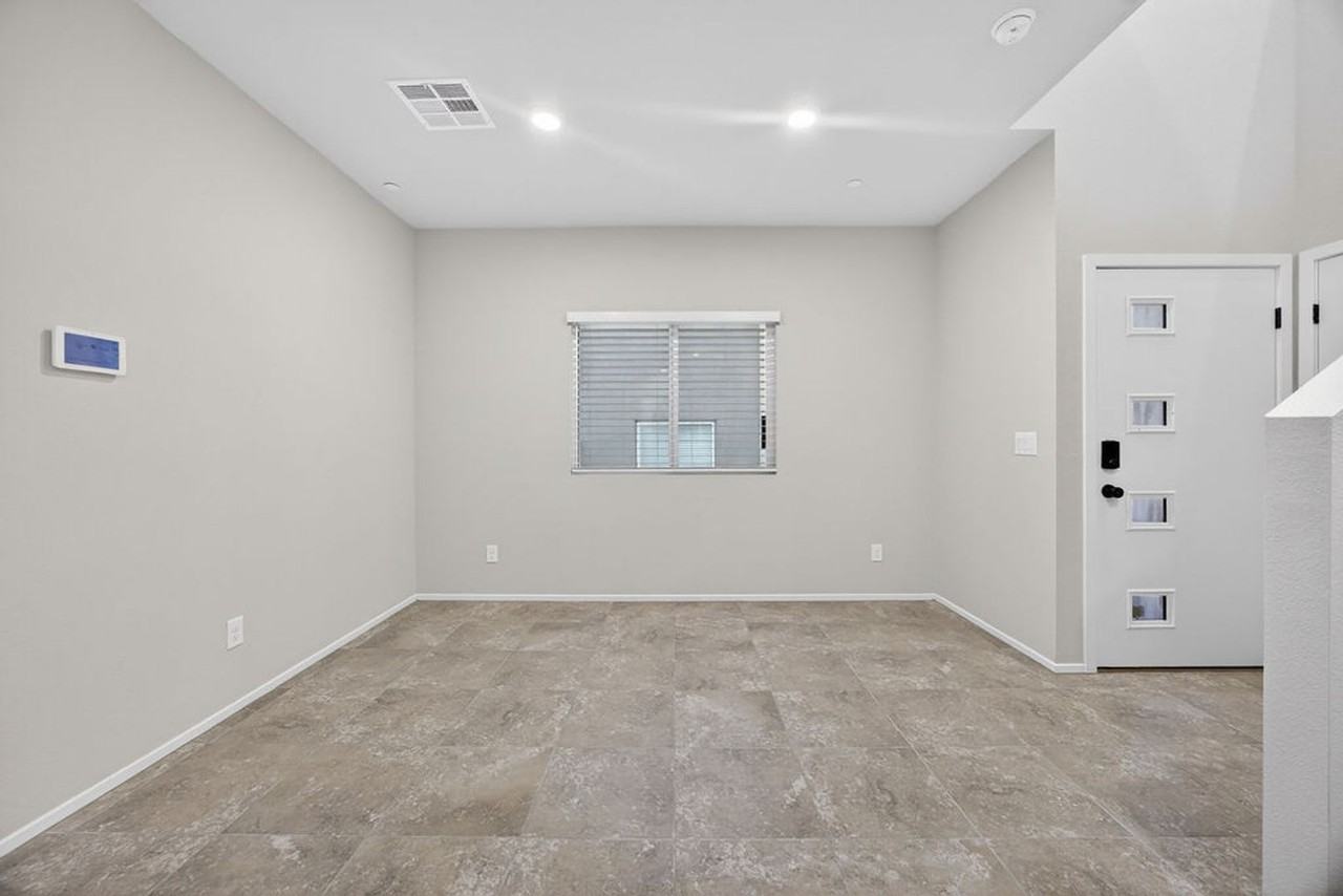 4472 Sapphire Moon Ave - Photo 5 of 50