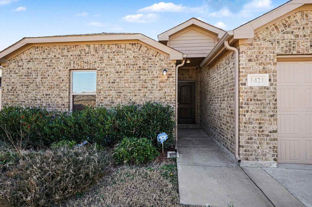 1421 Warringwood Dr - Photo 2 of 25