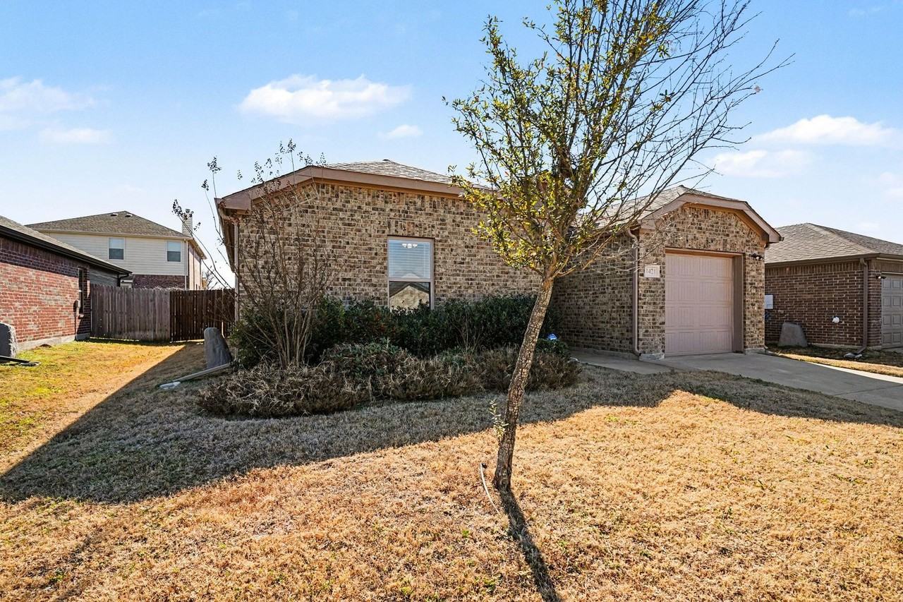 1421 Warringwood Dr - Photo 3 of 25