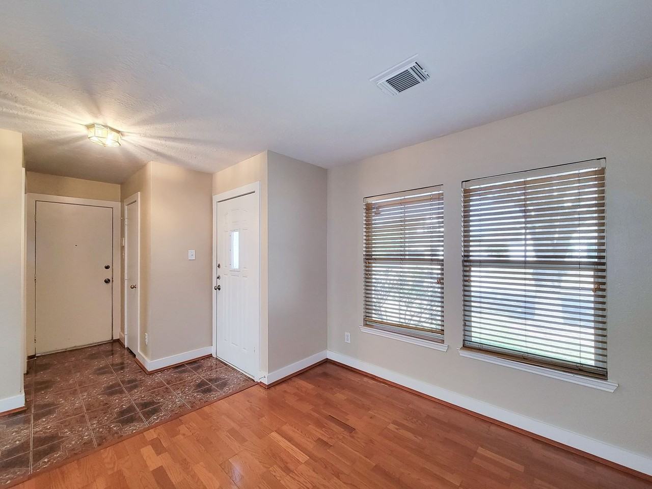 19803 Falcon Hill Ct - Photo 3 of 32