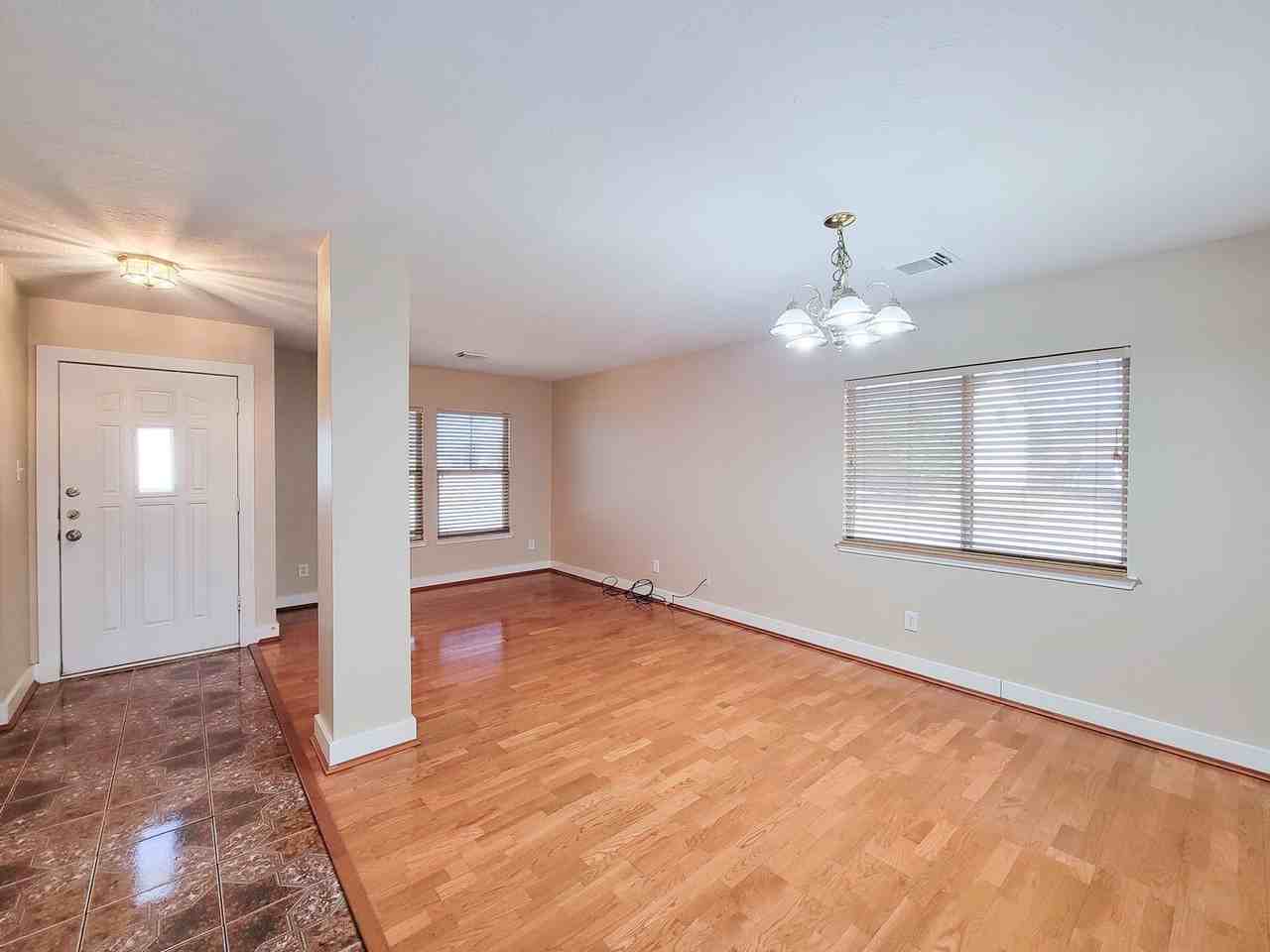 19803 Falcon Hill Ct - Photo 4 of 32