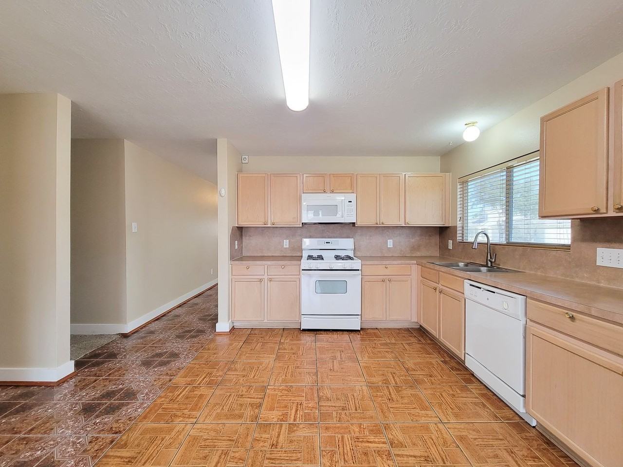 19803 Falcon Hill Ct - Photo 5 of 32