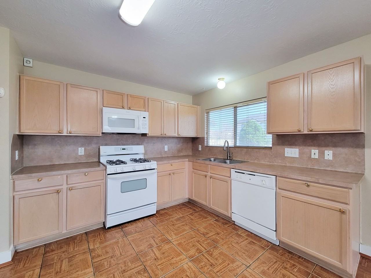 19803 Falcon Hill Ct - Photo 6 of 32