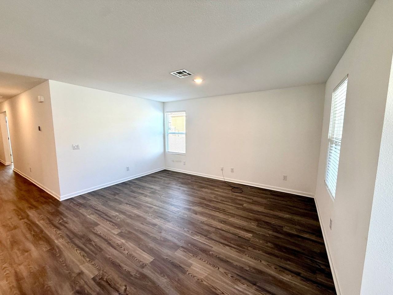 5666 S Cypress Ave - Photo 5 of 34