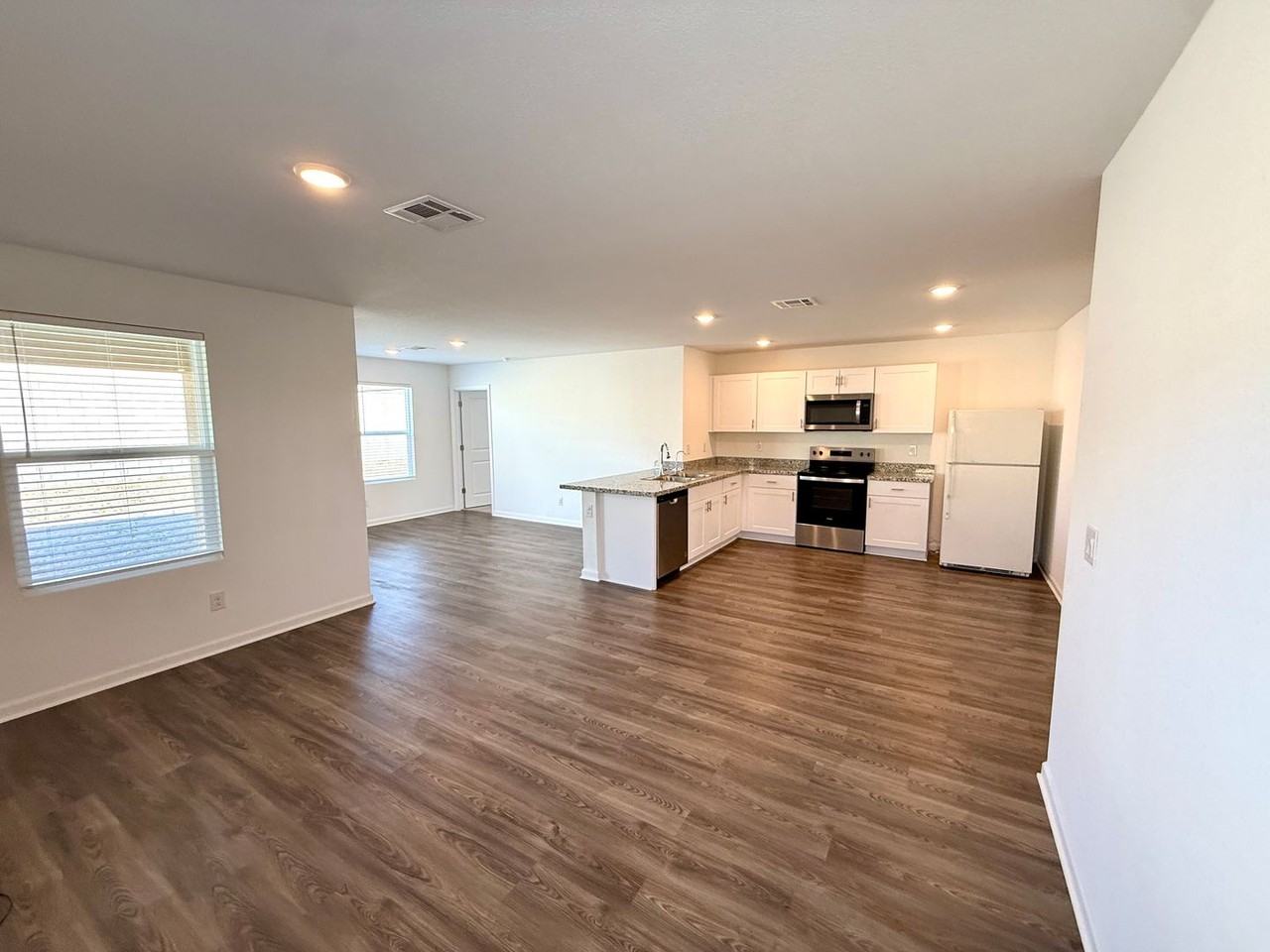 5666 S Cypress Ave - Photo 7 of 34